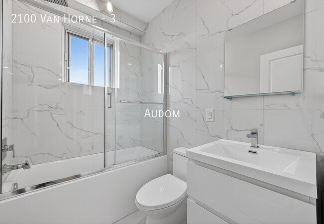 Photo du bâtiment - 2100 Av. Van Horne