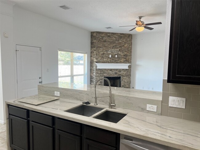 Building Photo - 99 Fordland Estate Dr