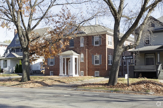 Building - Parkmont Apartments