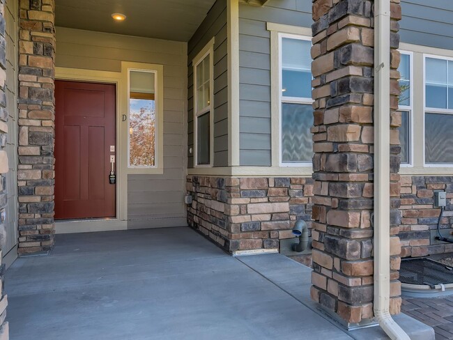 Building Photo - Stunning 3 bedroom 2.5 Bath in Commerce City!