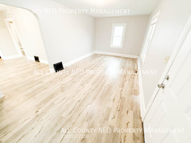 Building Photo - 451 Lucy St