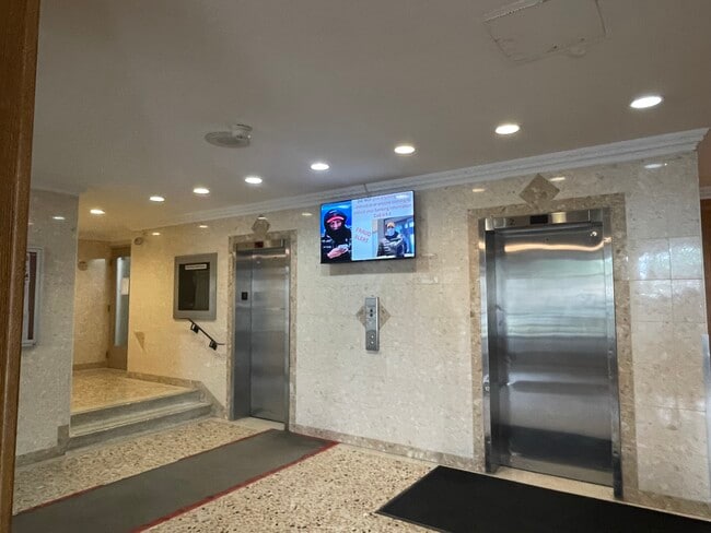 Building Photo - 255 Simcoe St N