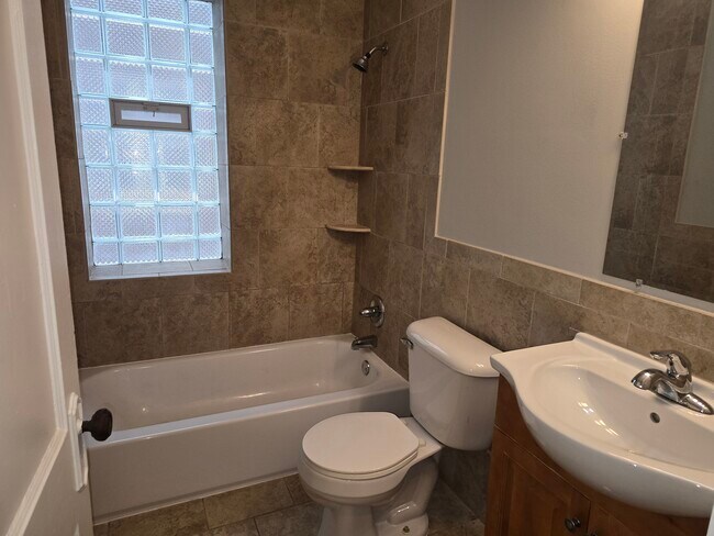 Foto del edificio - 1026 Lakepointe St