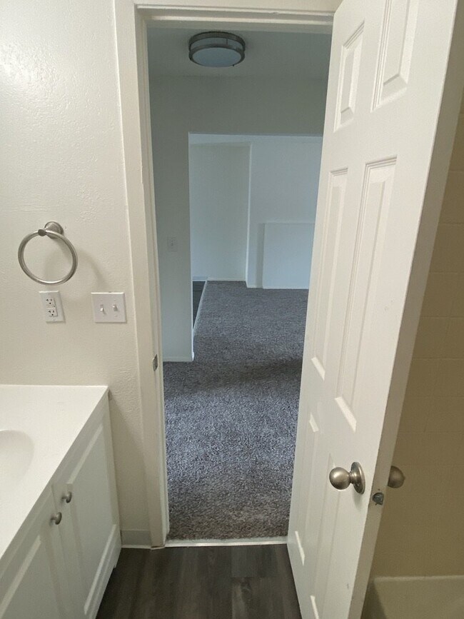 Building Photo - Newly renovated 2 bed/1 bath with views!
