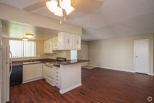 1 BR, 1 BA - 701 SF - Casa La Mesa