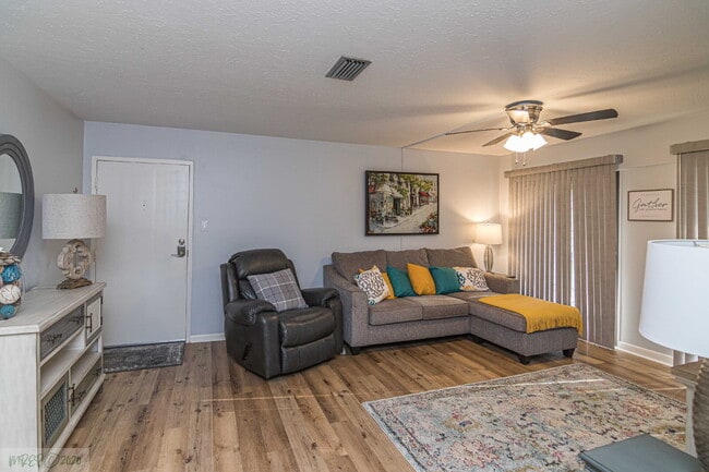 Building Photo - SHORT-TERM LEASE OPTIONS / FULLY FURNISHED APARTMENT/ ALL UTILITIES INCLUDED! WONDERFUL WAYNE MEM...