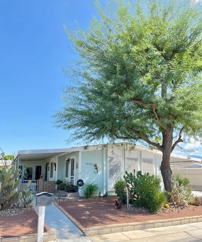 Building Photo - 39705 Manzanita Dr