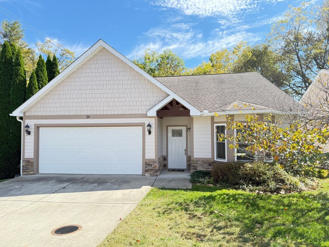 Foto principal - Immaculate Arden Three Bedroom Ranch With ...