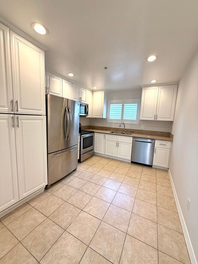 Building Photo - Penthouse Condominium in a Prime Irvine Lo...