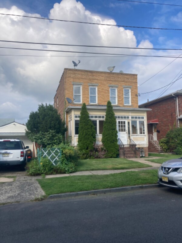 Building Photo - 362 Miltonia St
