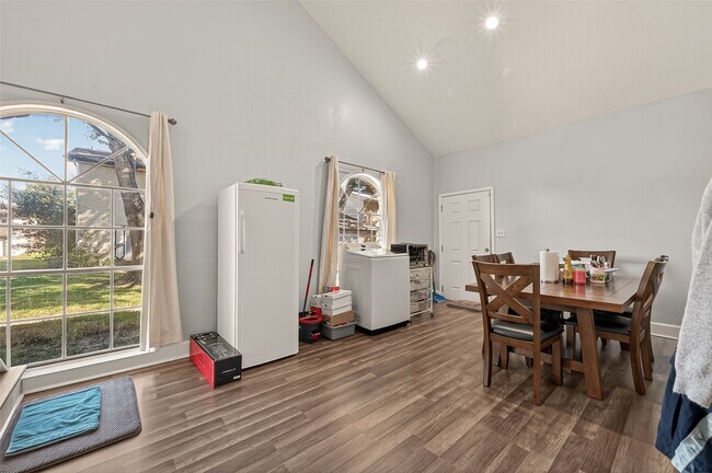 Foto del edificio - 13175 Clarewood Dr