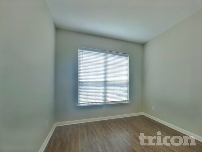 Foto del edificio - 5300 Persimmon Dr