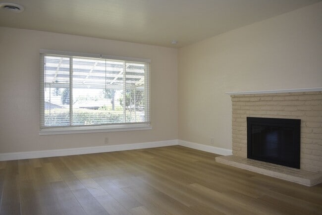 Building Photo - 5150 Oak Leaf Ave