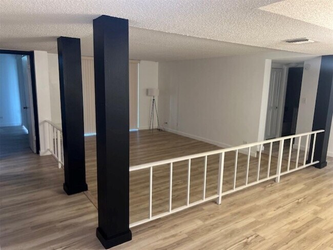 Building Photo - 3720 Inverrary Dr