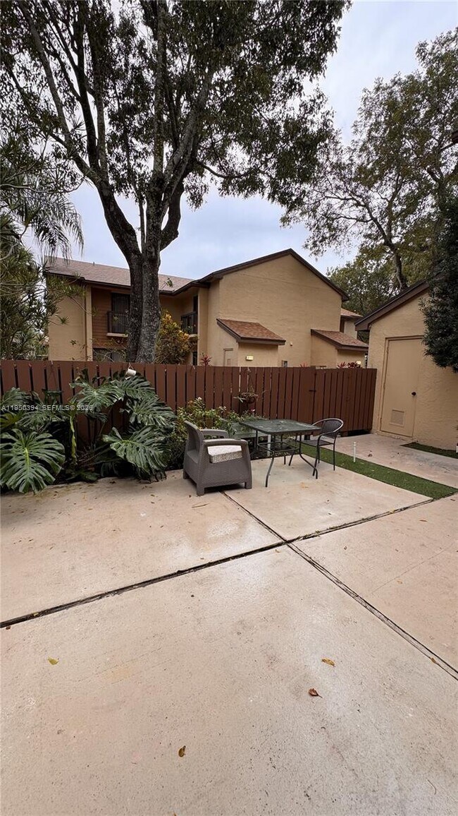 Foto del edificio - 3801 Cocoplum Cir