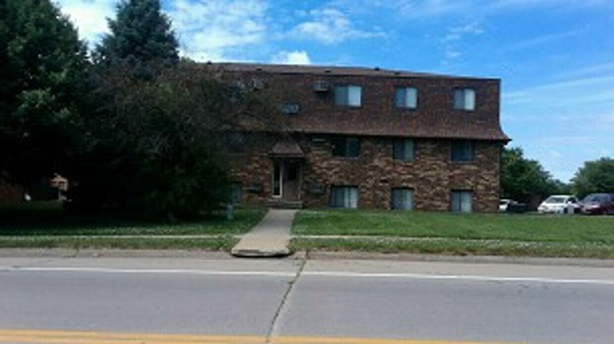 Foto del edificio - AVAILABLE JULY 2026 - Westside Iowa City 2 bedroom apartment