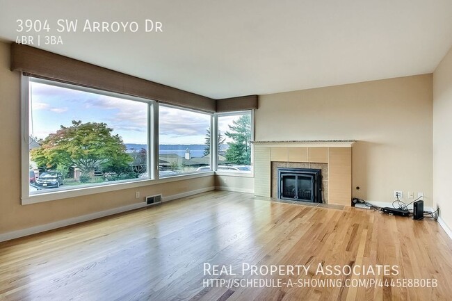Building Photo - Pet friendly, 4 bed, 2.5 bath SFH in W.Sea...