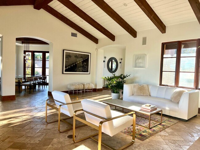 Building Photo - Stunning Custom Furnished 4 Bed/6 Bath Hom...