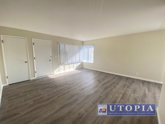 Foto del edificio - Sunny, updated, centrally located 2 bedroo...