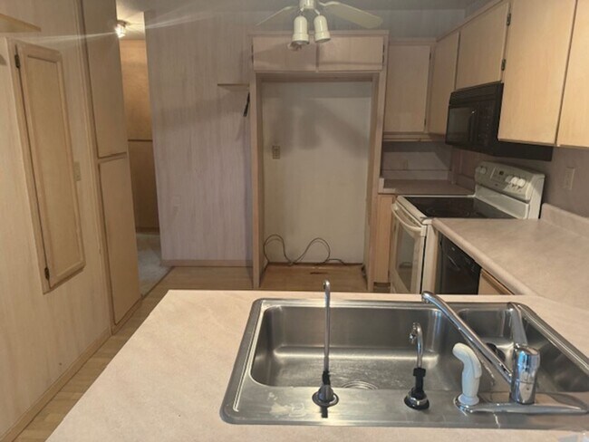 Foto del edificio - 1445 Seacrest Ln