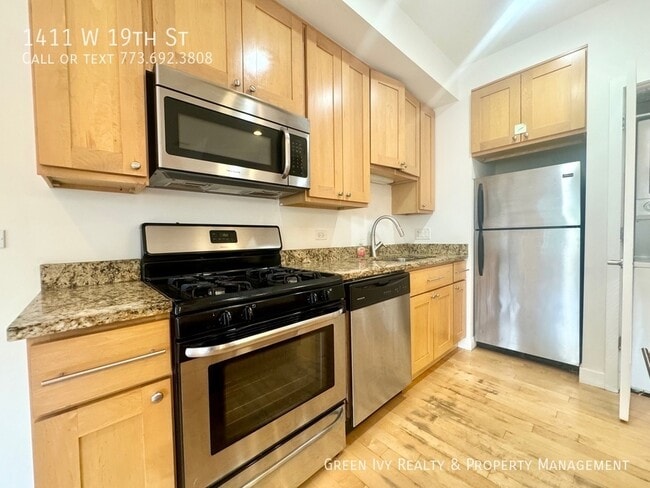 Building Photo - Spacious Three Story Townhouse In Pilsen w...