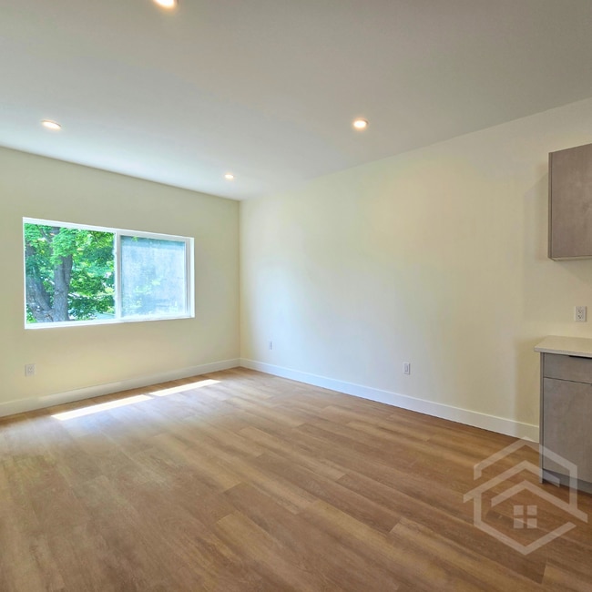 Building Photo - 2-Bedroom Upper Unit in Ingersoll!!