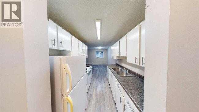 Building Photo - 10028-10105 105 Ave