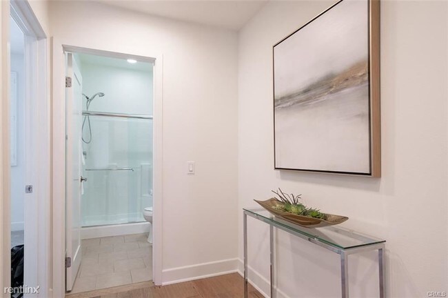 Building Photo - 3 br, 3 bath Townhome - 21 Soho