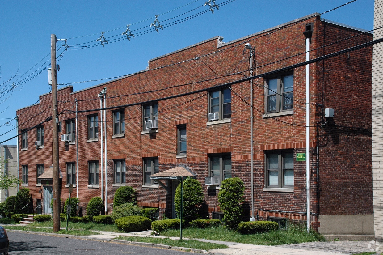Primary Photo - 1025 Hoyt Ave