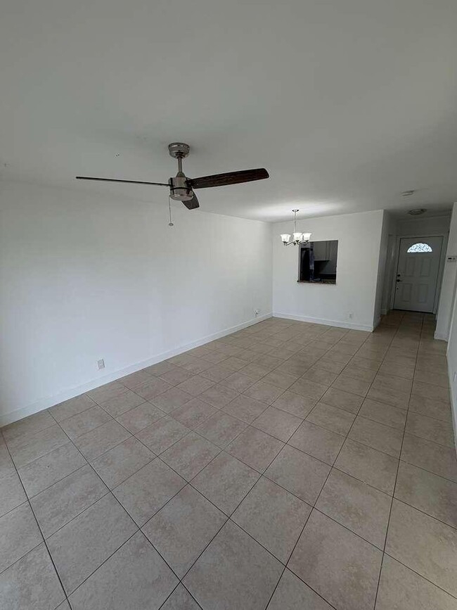 Foto del edificio - 9851 Sandalfoot Blvd