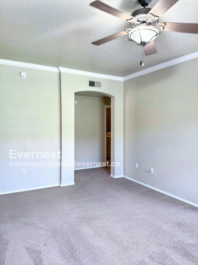 Foto del edificio - 7050 E Sunrise Dr