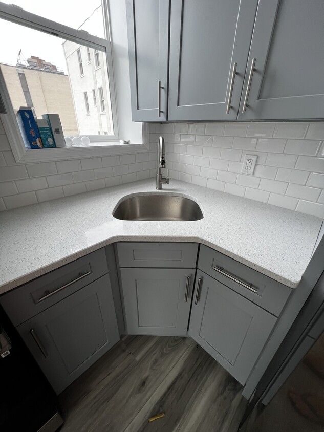 beautiful quartz counter top - 157 Clinton St