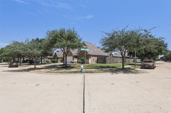 Building Photo - 10906 Angel Lake Dr
