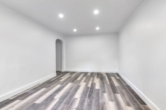 Building Photo - 5830 De La Côte-Saint-Luc
