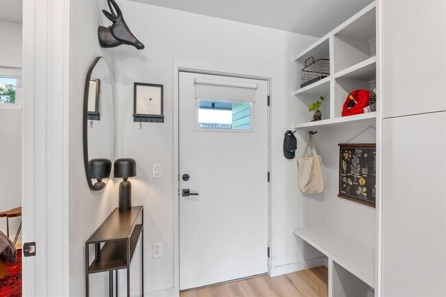 Foto del edificio - 4004 Banister Ln