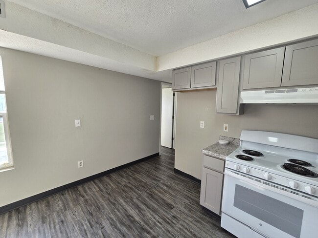 Building Photo - 60 Miller Ave SW