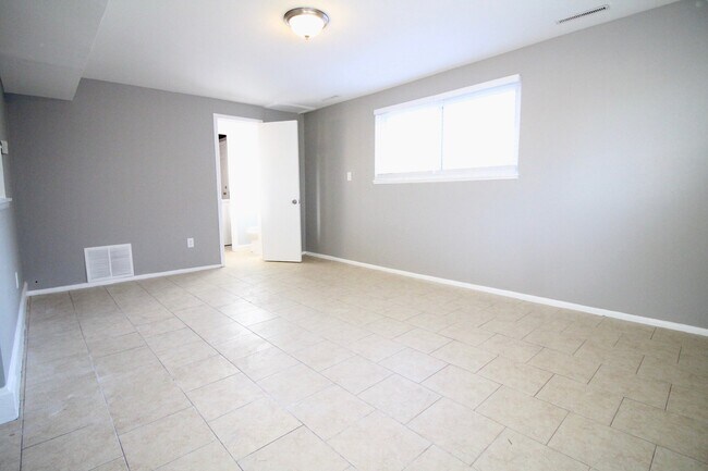 Building Photo - 4 bedroom, 1.5 bath bi-level on Warren Roa...