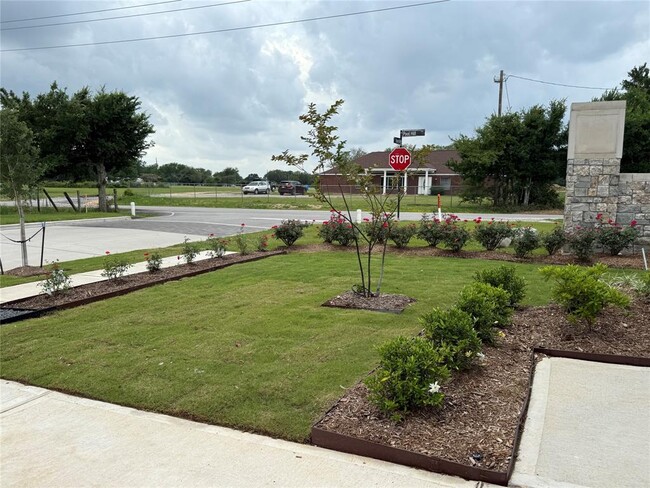 Foto del edificio - 33150 School Hl Rd