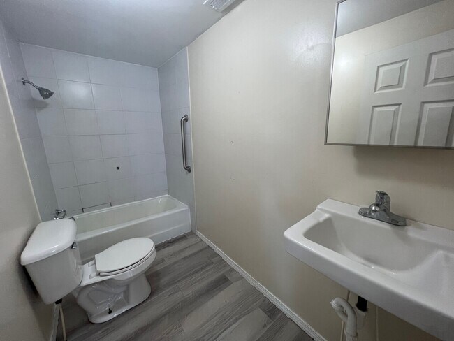 Foto del edificio - 803 Center St