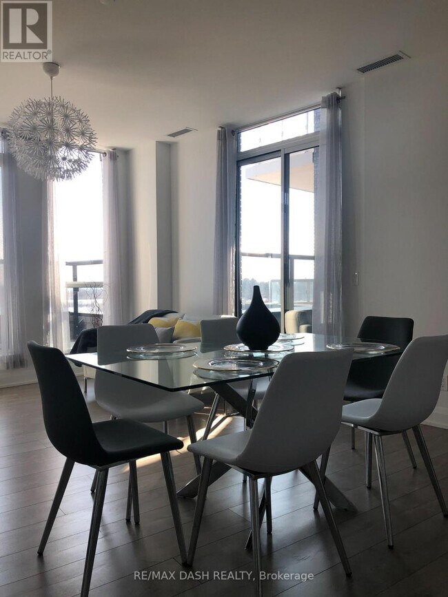 Photo du bâtiment - 110 Marine Parade Dr