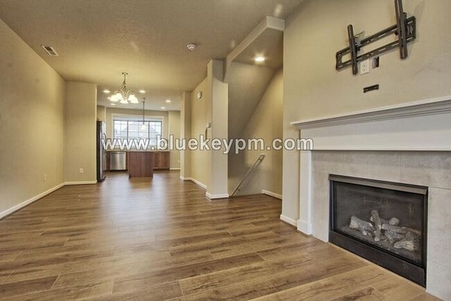 Photo - 2 Bed, 2.5 Baths Tri-Level Townhome with Open Office in Sherwood
