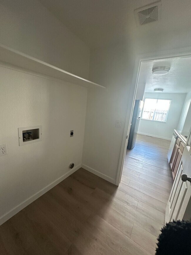 Foto del edificio - 3954-3958 Village Dr