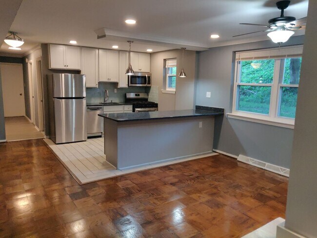Building Photo - Gorgeous 2-Bedroom Coldspring Condo