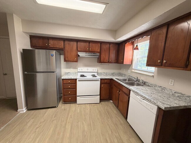 Foto del edificio - 406A Hazelwood Dr