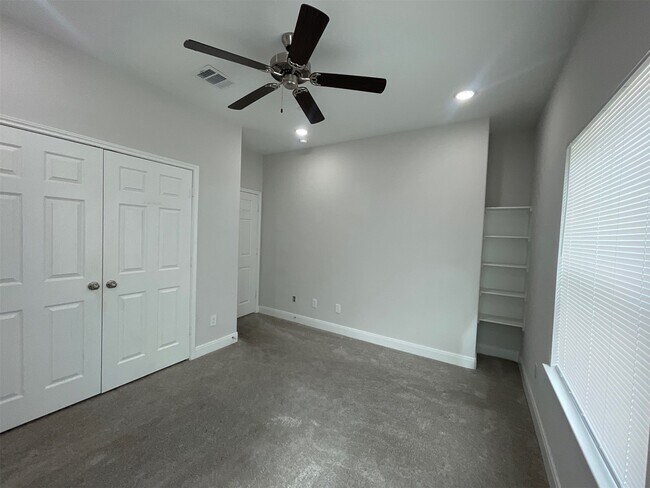 Building Photo - 430 Schmidt Rd