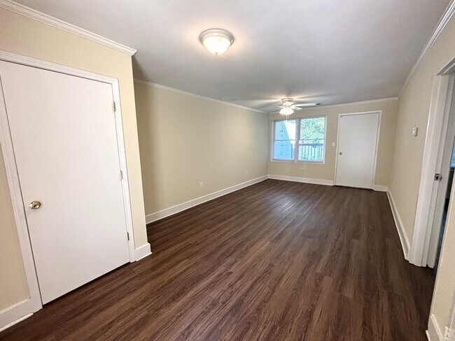Building Photo - 950 Venita Dr