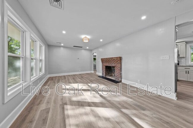 Foto del edificio - 1557 N Great Neck Rd