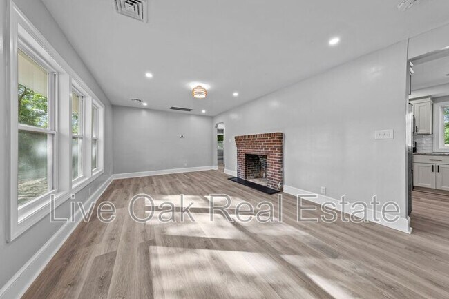 Building Photo - 1557 N Great Neck Road