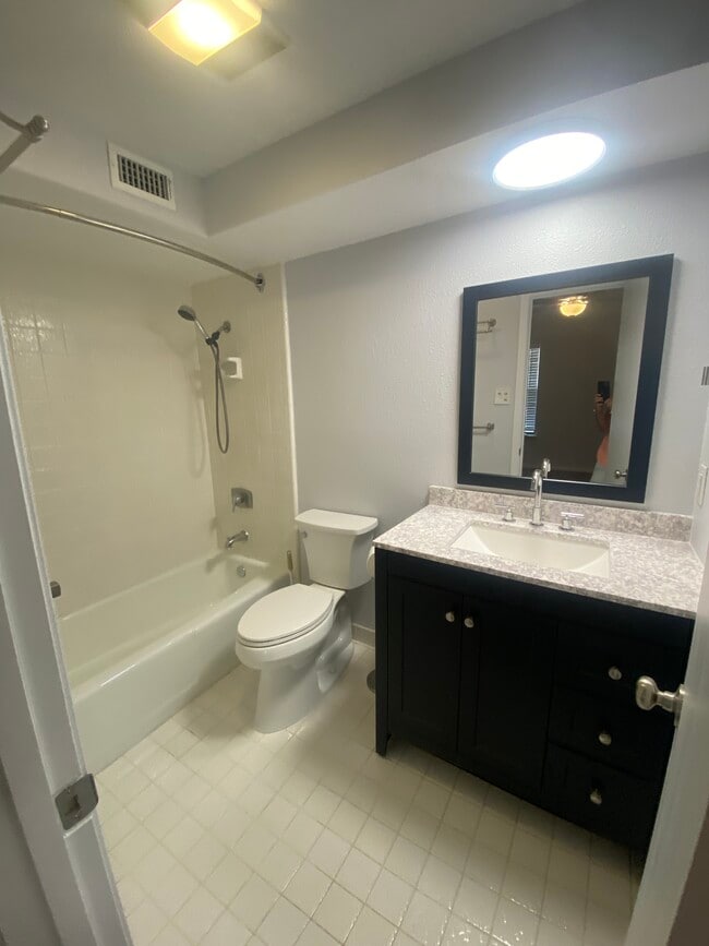 Building Photo - 220 Riverhill Club Ln
