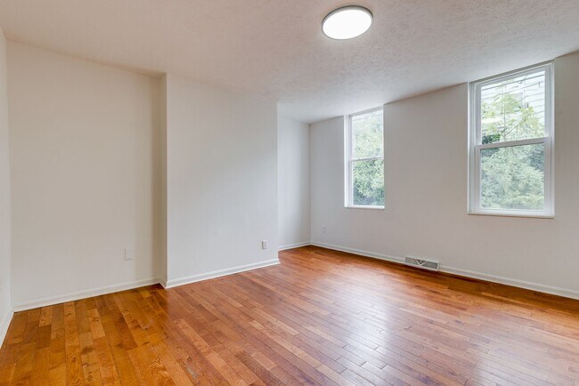 Foto del edificio - Renovated 3BR with City Views & Big Backya...